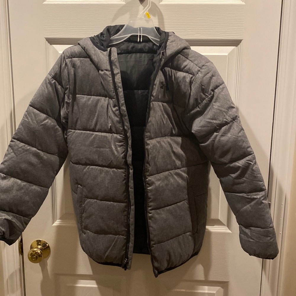 Under Armour gray puffer YLG. EUC.